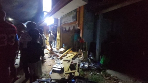 பொலிஸார் துரத்திவந்த கார் கடைக்குள் புகுந்து கோர விபத்து; மூவர் படுகாயம்!