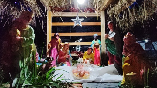 வவுனியா பொலிஸாரால் நத்தார் குடில் திறந்து வைப்பு