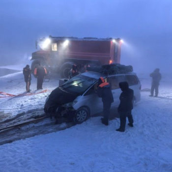 பனிச்சாரல் மத்தியில் ஆற்றில் மூழ்கிய கார்