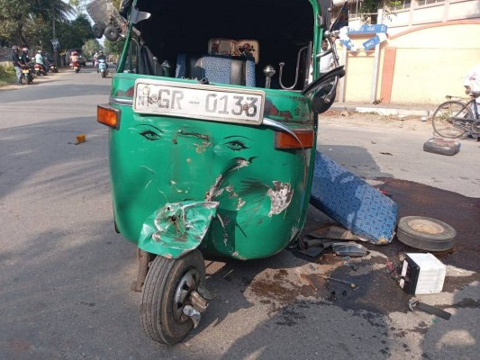 முச்சக்கர வண்டியும்-கப் ரக வாகனமும் மோதி கோர விபத்து/Three-wheeler-Cup vehicle collision accident