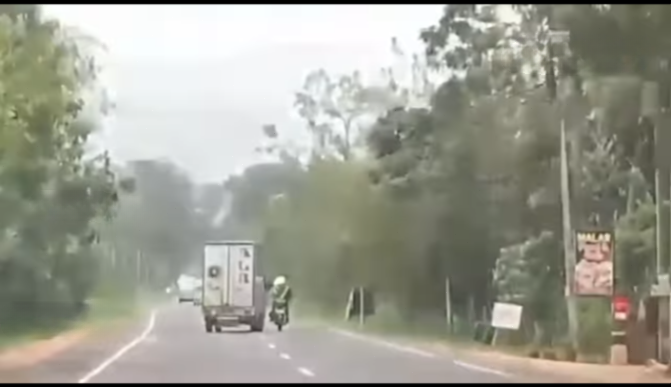 போக்குவரத்து பொலிசாரை மோதிவிட்டு தப்பிச் சென்ற வாகனம்! வவுனியாவில் சம்பவம்/Vehicle hits traffic police and flees! Incident in Vavuniya