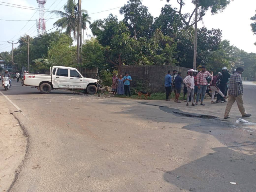 முச்சக்கர வண்டியும்-கப் ரக வாகனமும் மோதி கோர விபத்து/Three-wheeler-Cup vehicle collision accident

