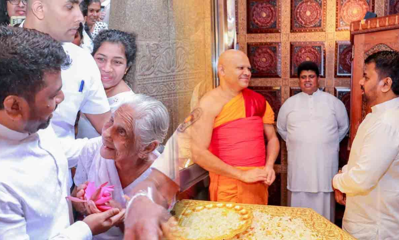 தலதா மாளிகைக்கு விஜயம் மேற்கொண்ட ஜனாதிபதி