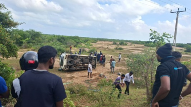 பரந்தன் - பூநகரி வீதியில் வேகக் கட்டுப்பாட்டை இழந்து குடைசாய்ந்த வேன்
