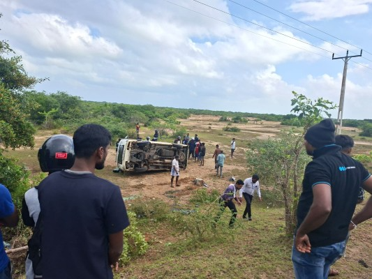 பரந்தன் - பூநகரி வீதியில் வேகக் கட்டுப்பாட்டை இழந்து குடைசாய்ந்த வேன்