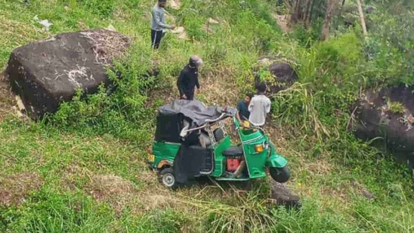 நோர்வூட் - மஸ்கெலியா முச்சக்கரவண்டி வீதியில் விபத்து/Accident on the Norwood - Maskeliya three-wheeler road