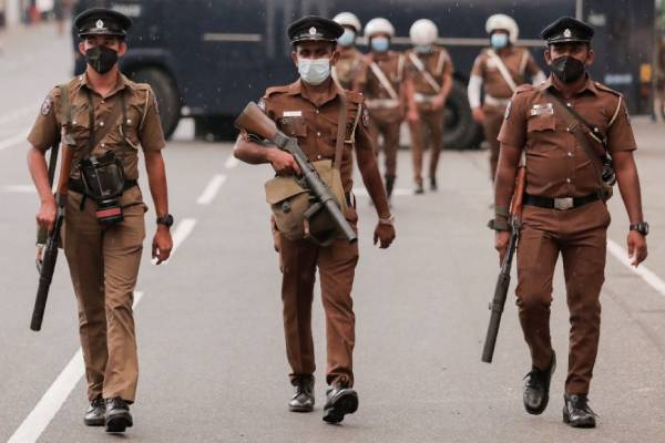 நாடளாவிய ரீதியில் விசேட சுற்றிவளைப்பு நடவடிக்கை 716 பேர் கைது/716 people arrested in special island-wide raids!