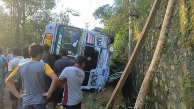 கொழும்பிலிருந்து பயணித்த பேருந்து கவிழ்ந்து விபத்து/Bus traveling from Colombo overturns, causing accident