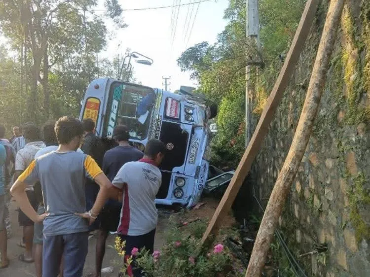கொழும்பிலிருந்து பயணித்த பேருந்து கவிழ்ந்து விபத்து/Bus traveling from Colombo overturns, causing accident