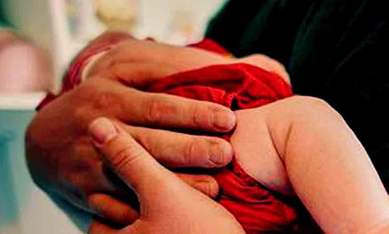 தந்தையின் கைகளிலிருந்து தவறி விழுந்த குழந்தை உயிரிழப்பு/Child dies after falling from father's arms