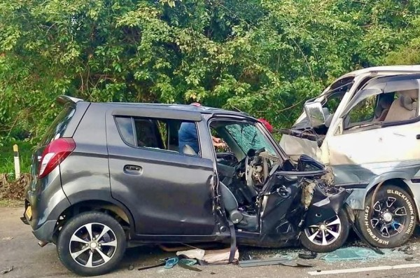 கார் ஒன்றும் வேன் ஒன்றும் நேருக்கு நேர் மோதி கோர விபத்து/A head-on collision between a car and a van