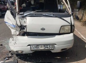 டிப்பர் - வான் நேருக்கு நேர் மோதி மூவர் வைத்தியசாலையில்/Three hospitalized after tipper-van collision