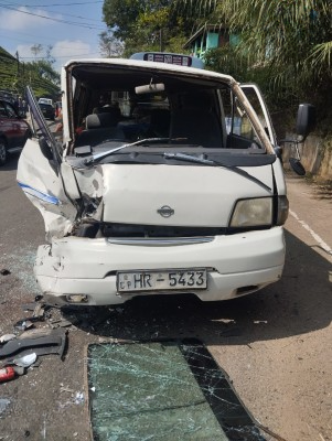 டிப்பர் - வான் நேருக்கு நேர் மோதி மூவர் வைத்தியசாலையில்/Three hospitalized after tipper-van collision