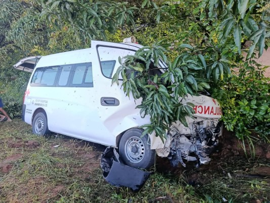 கொழும்பு நோக்கிப் பயணித்த அம்பியுலன்ஸ் விபத்து! நால்வர் படுகாயம்/Ambulance heading towards Colombo crashes! Four injured