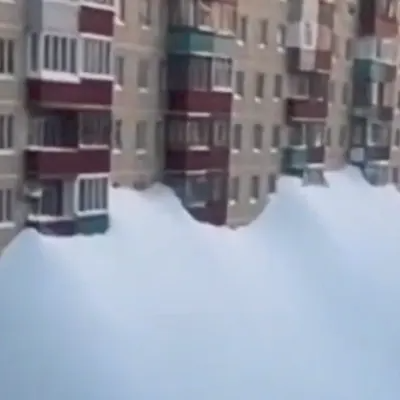 பனிப்புயலால் மூடப்பட்ட மாடி கட்டடம்-ஆபத்தில் மக்கள்/Snow-covered multi-storey building