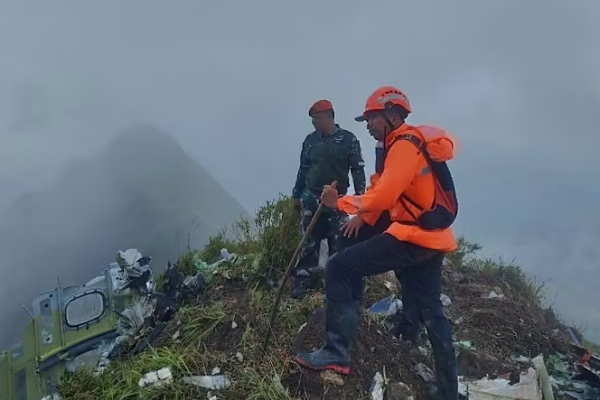 நடுவானில் திடீரென காணாமல் போன விமானம்! கண்டுபிடிக்கப்பட்ட சிதைவுகள்/Plane suddenly disappears in mid-air! Wreckage found

