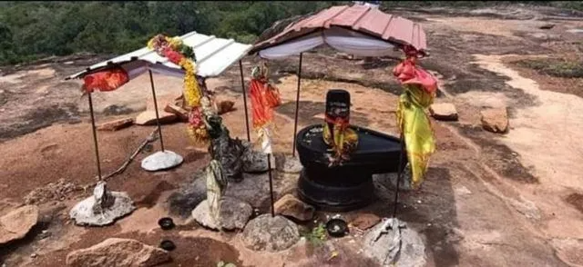 சிவராத்திரி தின வழிபாடுகளில் வெடுக்குநாறியில் சுதந்திரமாக வழிபடலாம்/You can freely worship at Vedukunari during Shivaratri rituals.