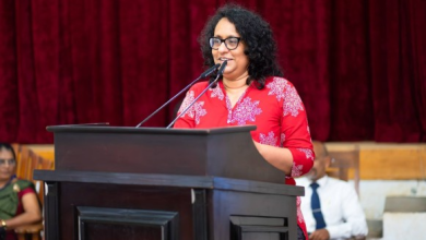 பெற்றோரிடம் பணம் வசூலிப்பதைத் தவிர்க்குமாறு அதிபர்களுக்குப் பிரதமர்