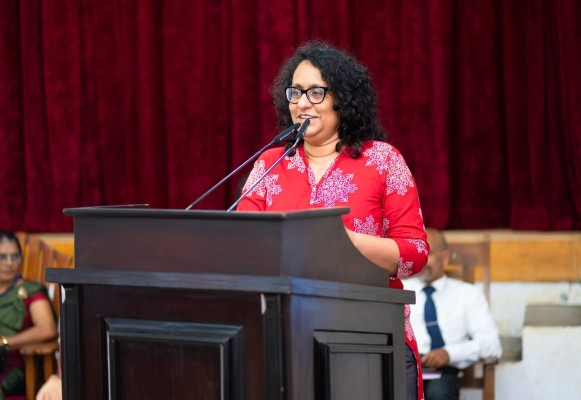 பெற்றோரிடம் பணம் வசூலிப்பதைத் தவிர்க்குமாறு அதிபர்களுக்குப் பிரதமர்