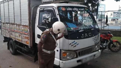 பொலிஸாரைத் தாக்கி சீருடையைக் கிழித்த லொறி சாரதி கைது/Lorry driver arrested for attacking police and tearing their uniform