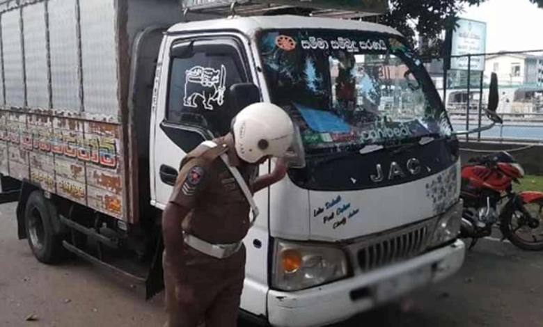 பொலிஸாரைத் தாக்கி சீருடையைக் கிழித்த லொறி சாரதி கைது/Lorry driver arrested for attacking police and tearing their uniform