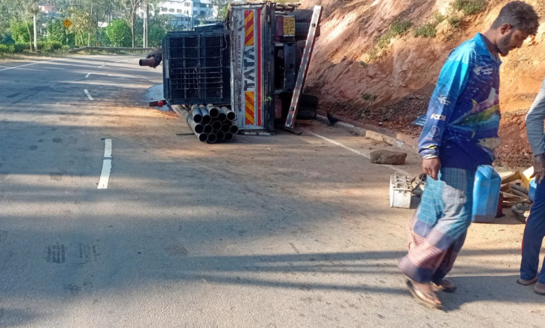 வவுனியா லொறி நுவரெலியாவில் விபத்து: ஒருவர் வைத்தியசாலையில் அனுமதி/Vavuniya lorry accident in Nuwara Eliya: One person admitted to hospital