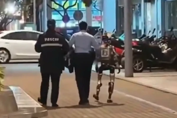 70 வயது மூதாட்டியை தொந்தரவு செய்த ரோபோ கைது/Robot arrested for harassing 70-year-old woman
