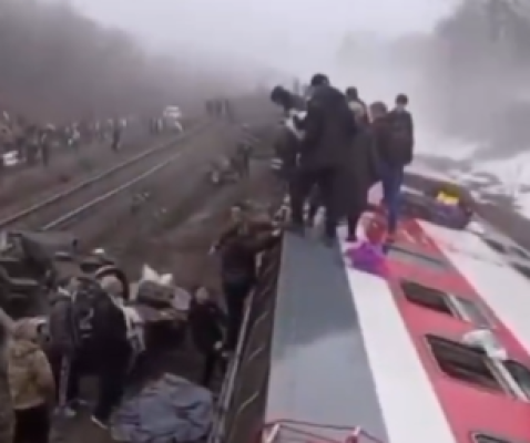 திடீரென தடம்புரண்ட புகையிரதத்தின் 7 பெட்டிகள் 1 திடீரென தடம்புரண்ட புகையிரதத்தின் 7 பெட்டிகள்