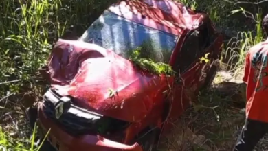 300 அடி பள்ளத்தில் பாய்ந்த கார்; பலியான உயிர்