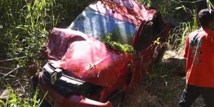 300 அடி பள்ளத்தில் பாய்ந்த கார்; பலியான உயிர்