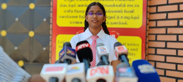 வவுனியாவில் கணிதப் பிரிவில் முதலிடம் பெற்ற மாணவி! 1 வவுனியாவில் கணிதப் பிரிவில் முதலிடம் பெற்ற மாணவி/Student ranks first in mathematics in Vavuniya
