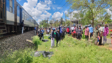 வவுனியாவில் முச்சக்கரவண்டியை மோதித்தள்ளிய ரயில்; பெண் பலி!!