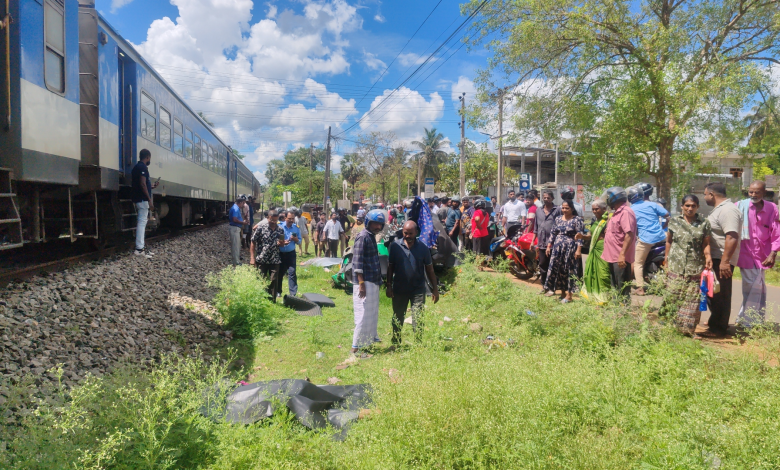 வவுனியாவில் முச்சக்கரவண்டியை மோதித்தள்ளிய ரயில்; பெண் பலி!!