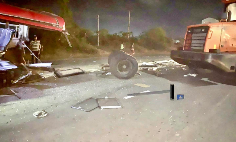 அரச பேருந்துடன் மோதிய பெக்கோ இயந்திரம்: பலர் காயம் – அதிகாலை விபத்து