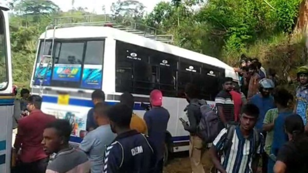 மண்மேட்டில் மோதுண்டு பேருந்து விபத்து - 34 மாணவர்கள் காயம்