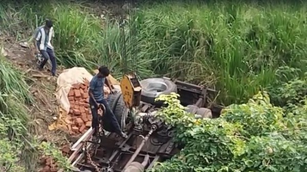 லொறி விபத்து: பாலத்தில் இருந்து கீழே விழுந்ததில் இருவர் பலி