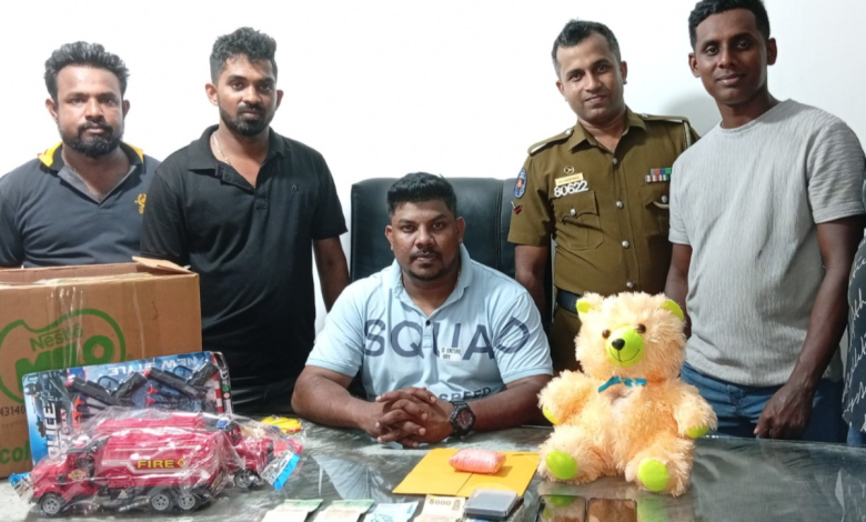 பொம்மை உபயோகித்து போதைப்பொருள் கடத்திய சந்தேக நபர் கைது பொம்மை உபயோகித்து போதைப்பொருள் கடத்திய சந்தேக நபர் கைது