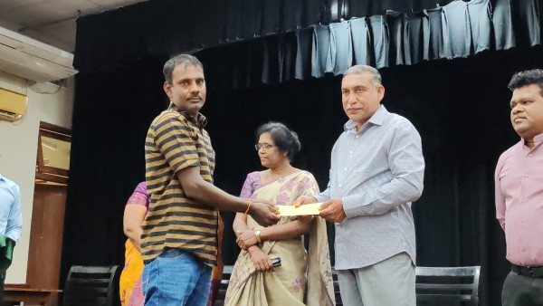 வவுனியாவில் டித்வா புயல் சேதம்: பாதிக்கப்பட்ட வீடுகளுக்கு நிவாரண காசோலை வழங்கல்