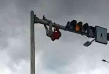 வீதி விளக்கு கம்பத்தில் ஆபத்தான சாகசம் – முடிவில் நடந்த அதிர்ச்சி