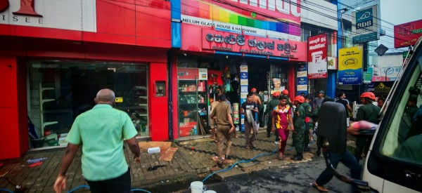 பல கடைகள் சேதம்! கண்டியில் அதிகாலை பதற்றம்