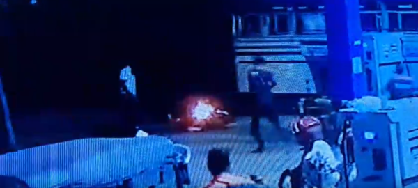 எரிபொருள் நிலையத்தில் திடீரென தீப்பிடித்து எரிந்த மோட்டார் சைக்கிள்