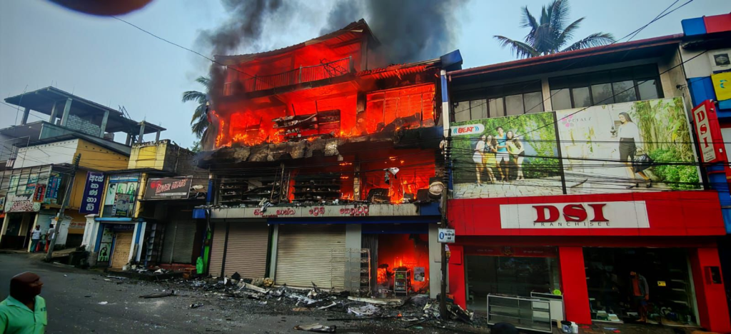 பல கடைகள் சேதம்! கண்டியில் அதிகாலை பதற்றம்