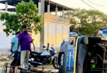 மோட்டார் சைக்கிளை மோதித்தள்ளிய முச்சக்கரவண்டி – கணவன் பலி, மனைவி படுகாயம்