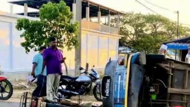 மோட்டார் சைக்கிளை மோதித்தள்ளிய முச்சக்கரவண்டி – கணவன் பலி, மனைவி படுகாயம்