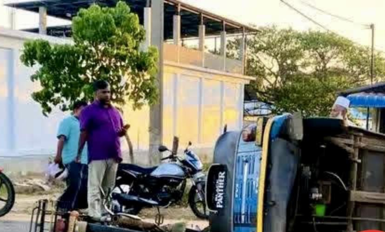 மோட்டார் சைக்கிளை மோதித்தள்ளிய முச்சக்கரவண்டி – கணவன் பலி, மனைவி படுகாயம்