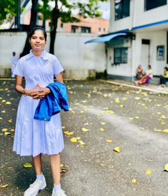 வவுனியா மாவட்ட மட்டத்தில் வர்த்தக பிரிவில் முதல் நிலை பெற்ற மாணவி-Thamilan Win