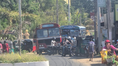 யாழ்ப்பாணம்: தனியார் பேருந்தை முந்த முயன்ற அரசு பேருந்து விபத்து