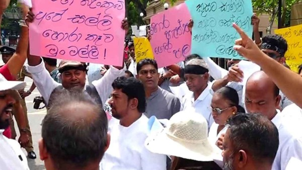 திறைசேரியின் 2.5 மில்லியன் டொலர் நிதி மோசடி: கொழும்பில் போராட்டம்