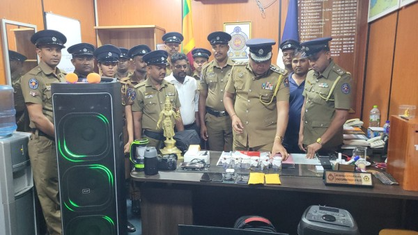 கிளிநொச்சியில் இளம் தம்பதியின் அதிர்ச்சிச் செயல் கிளிநொச்சியில் இளம் தம்பதியின் அதிர்ச்சிச் செயல்