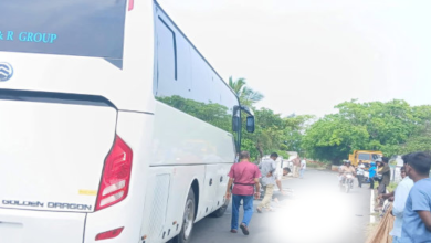 யாழில் இளைஞனை பலியெடுத்த சொகுசு பேருந்து யாழில் இளைஞனை பலியெடுத்த சொகுசு பேருந்து